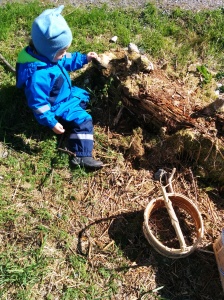 My boy is looking if there might be  a special treasure for him to have in his basket. He did find some lovely stones, a branch and earthworms (they had to be left in the forest),